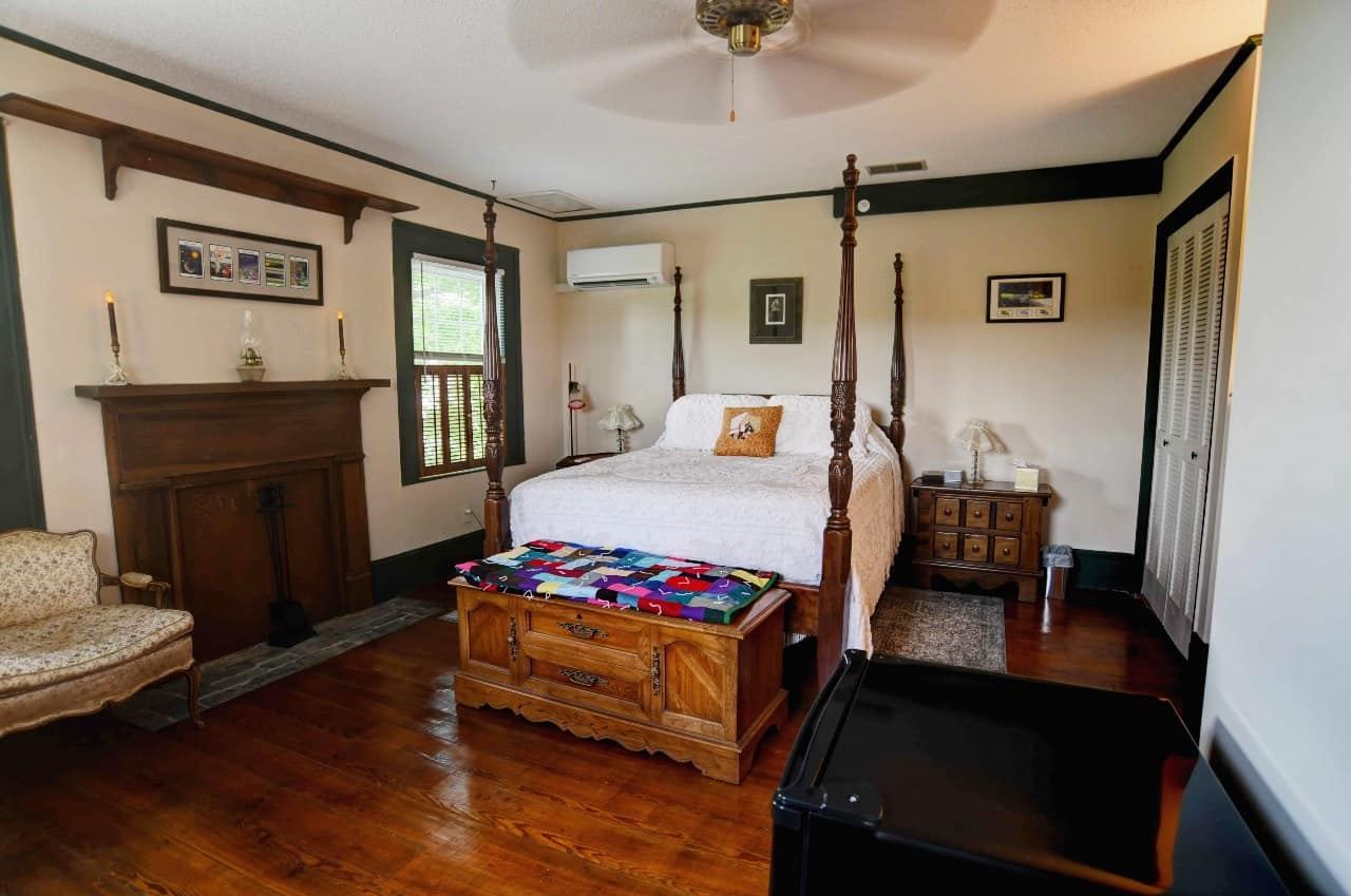 Virage de Mulsanne Bedroom at The Sidecar Inn